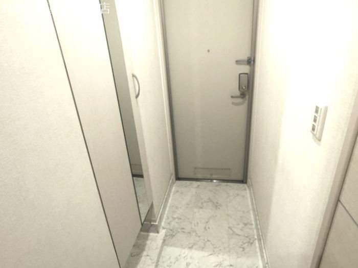 カラーズ　ガーデン 玄関