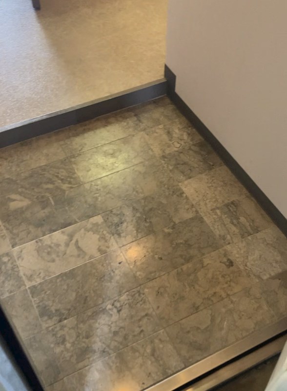 サンフラワービル 玄関