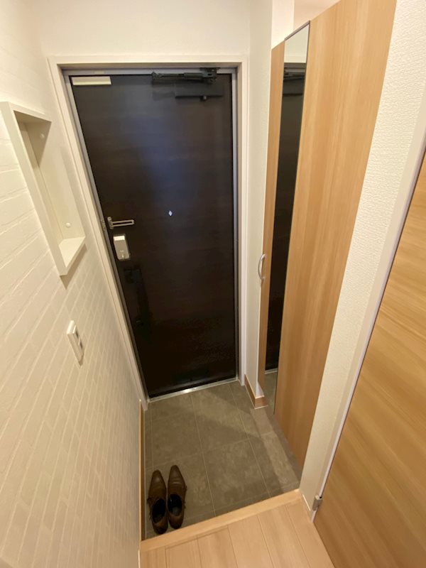 クレシェンテHR 玄関