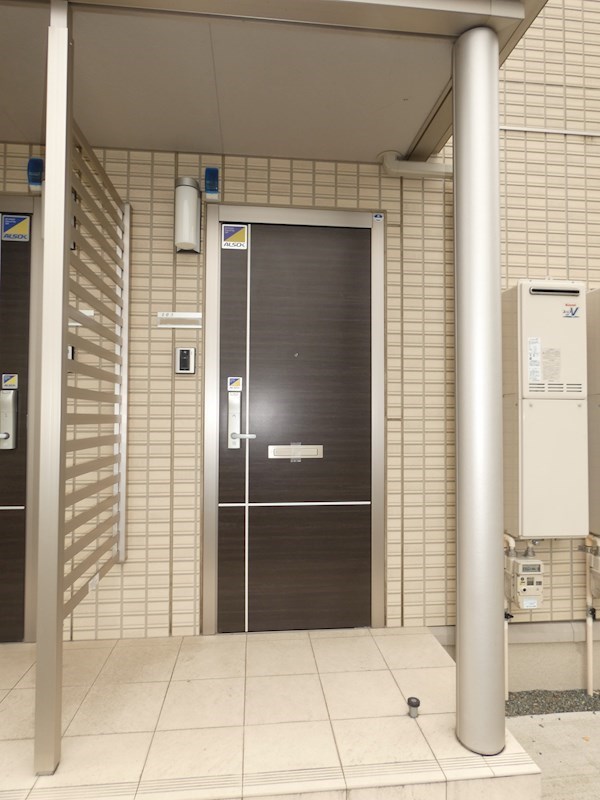 モン　シュシュ　カツラ 玄関