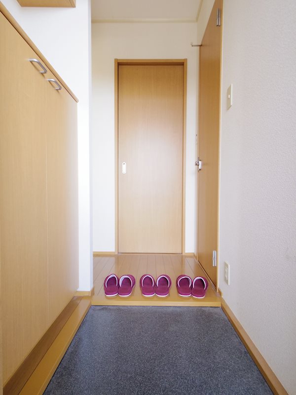 メゾンドルチェC 玄関