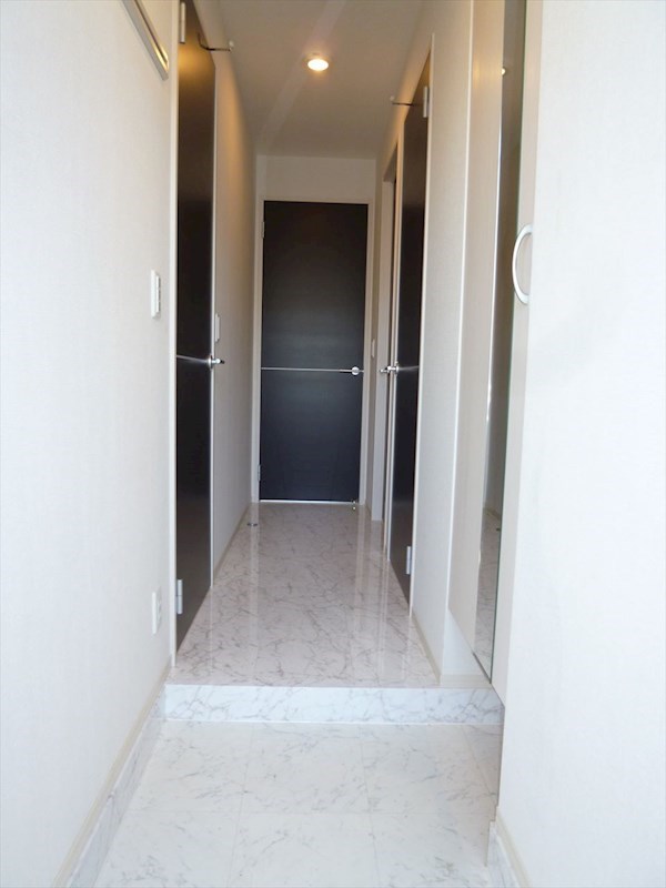 カラーズ　ガーデン  玄関