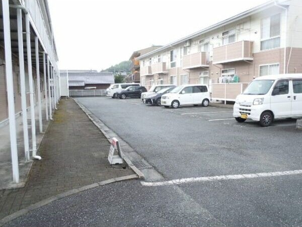 メゾン白国２号 駐車場