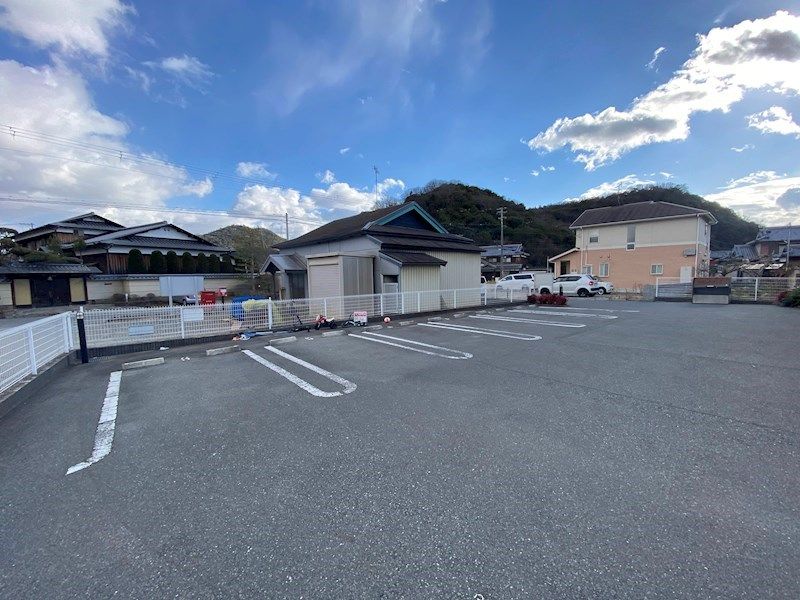 ホワイトローズ 駐車場