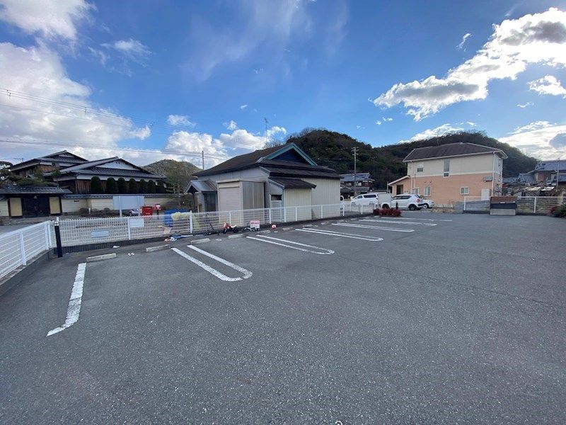 ホワイトローズ 駐車場