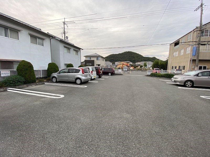 エメラルド雅 駐車場
