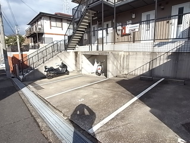 メゾンドアヴニール名谷 駐車場