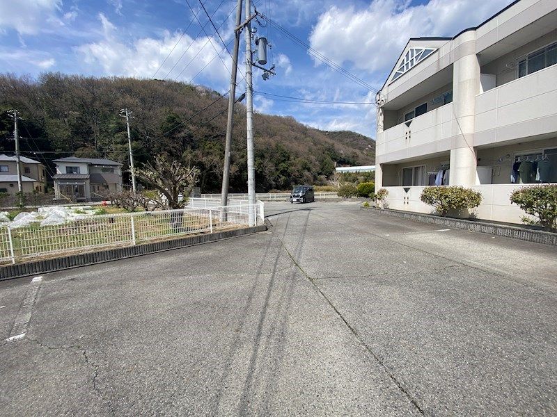 ピア・ルミナス１番館 駐車場