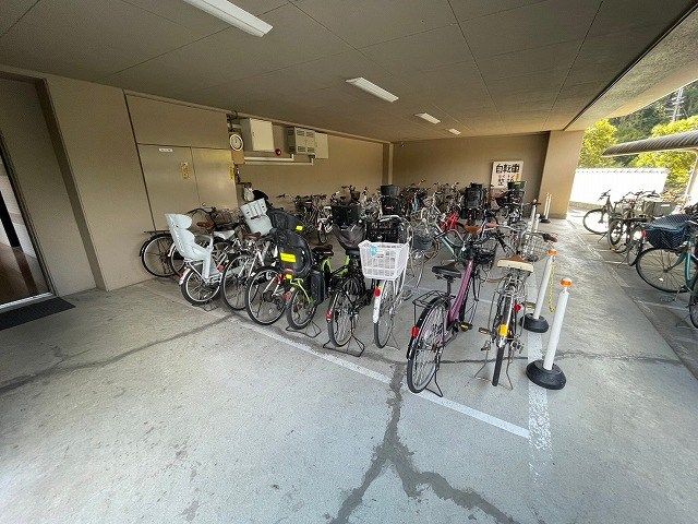 手柄アートスカイハイツ 駐車場