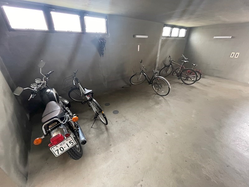 ネオクオーツ幸　弐番館 駐車場