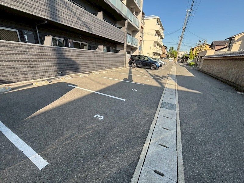 フランディル・オーラ五軒邸 駐車場