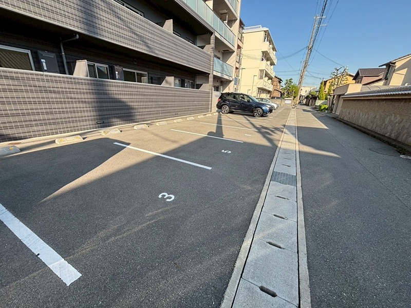 フランディル・オーラ五軒邸 駐車場