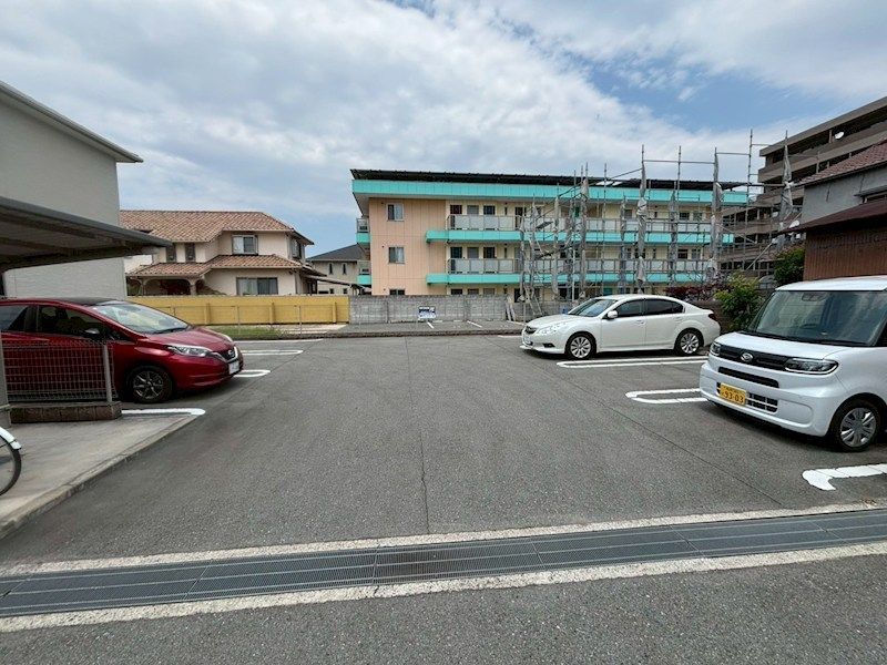 サン　ローレル 駐車場