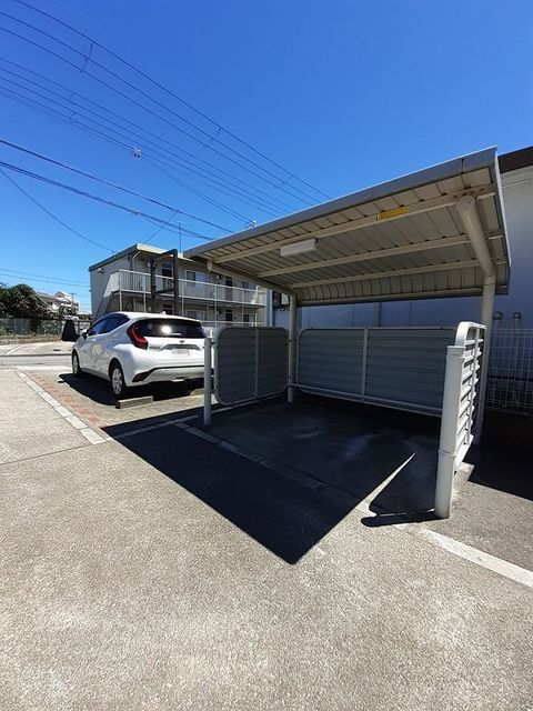 グレース伍番館 駐車場