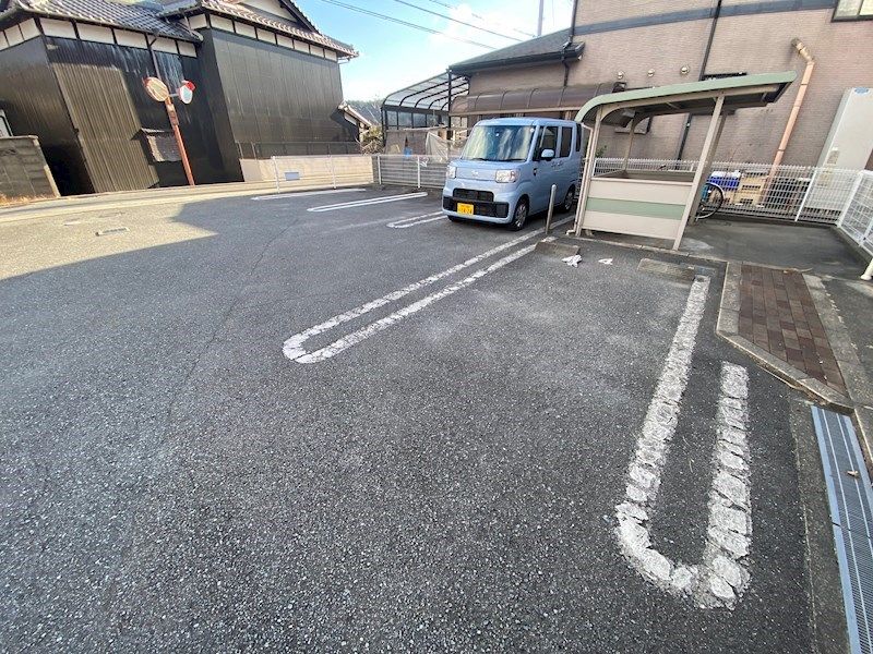 エテルナ・ウエール 駐車場