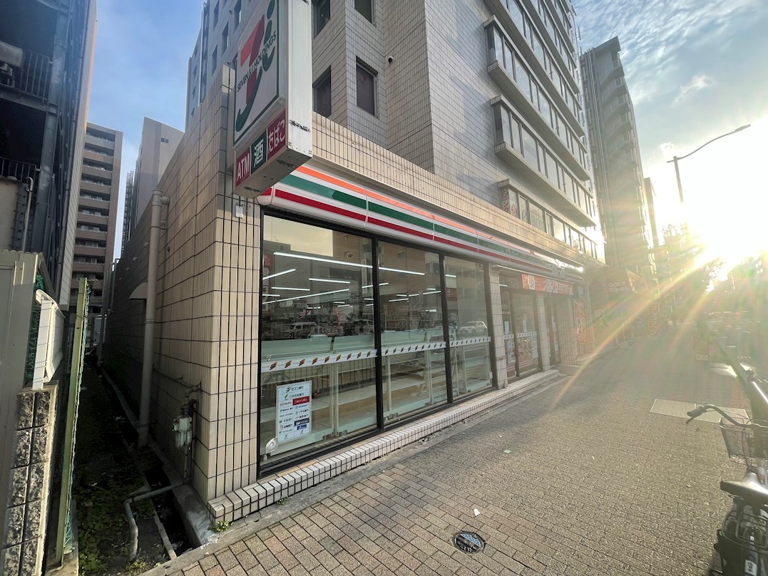 プレサンスＯＳＡＫＡ江坂 コンビニ