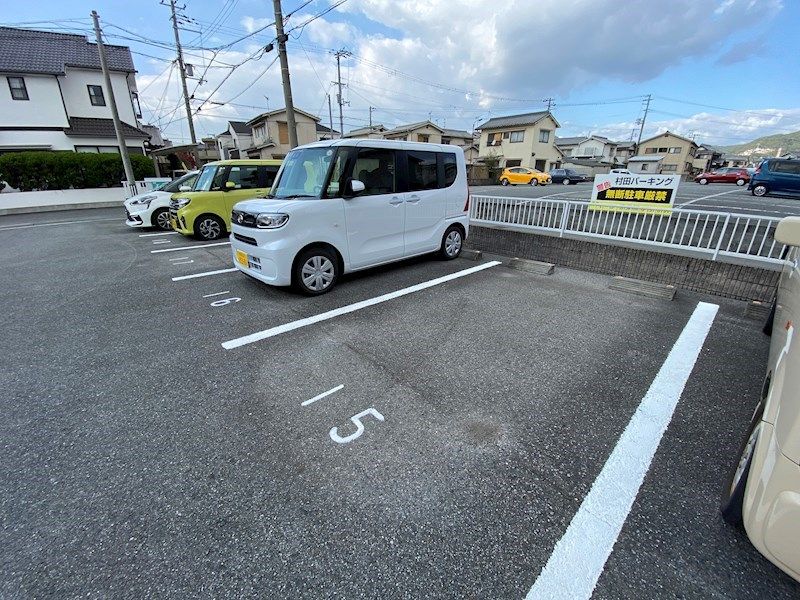 アベニュー御立A棟 駐車場