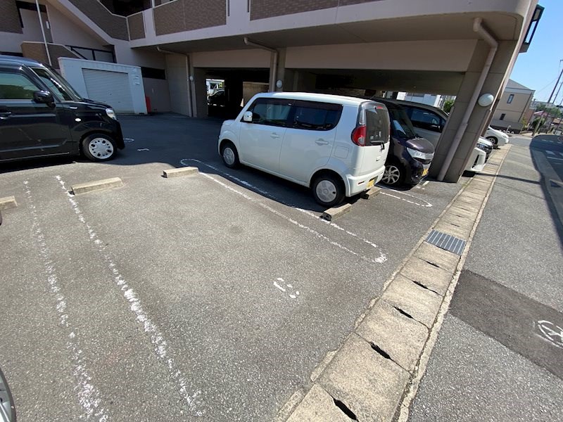 ネオクオーツ幸　弐番館 駐車場