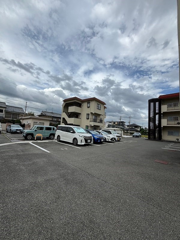 シャトレ北川 駐車場