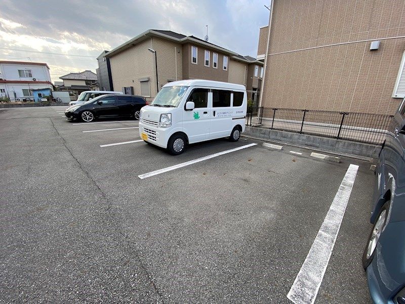 メゾンフォレスト 駐車場
