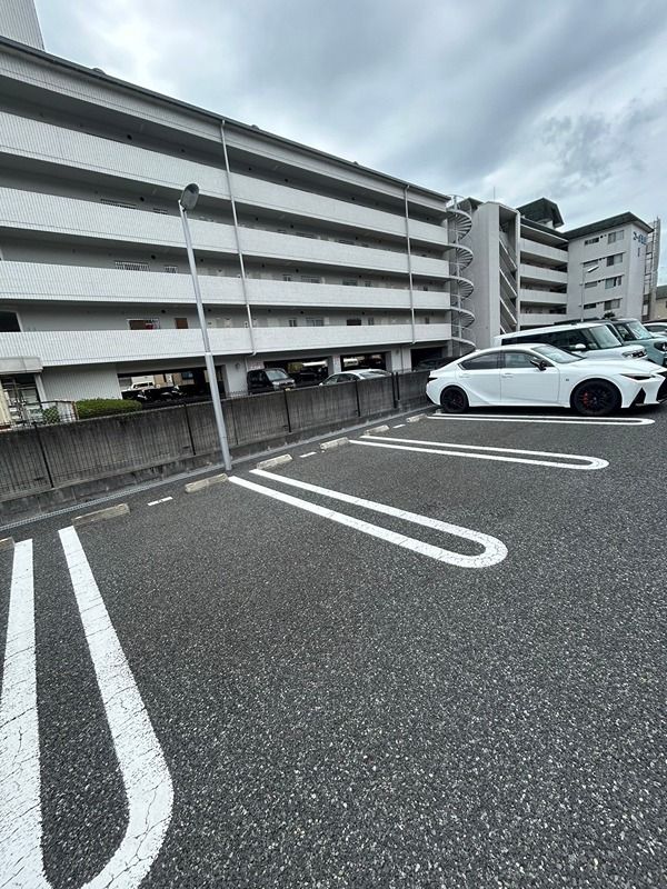 クローバー青山  駐車場