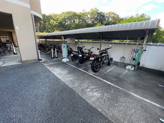 手柄アートスカイハイツ 駐車場