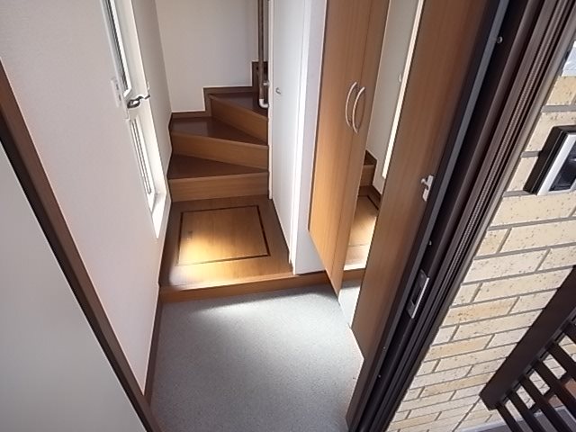 アウグーリオカーサ 玄関