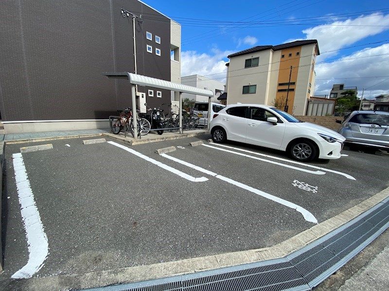 メゾンエイト 駐車場