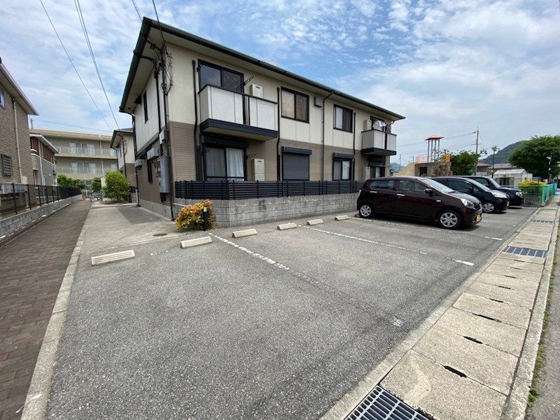ファミールB棟 駐車場