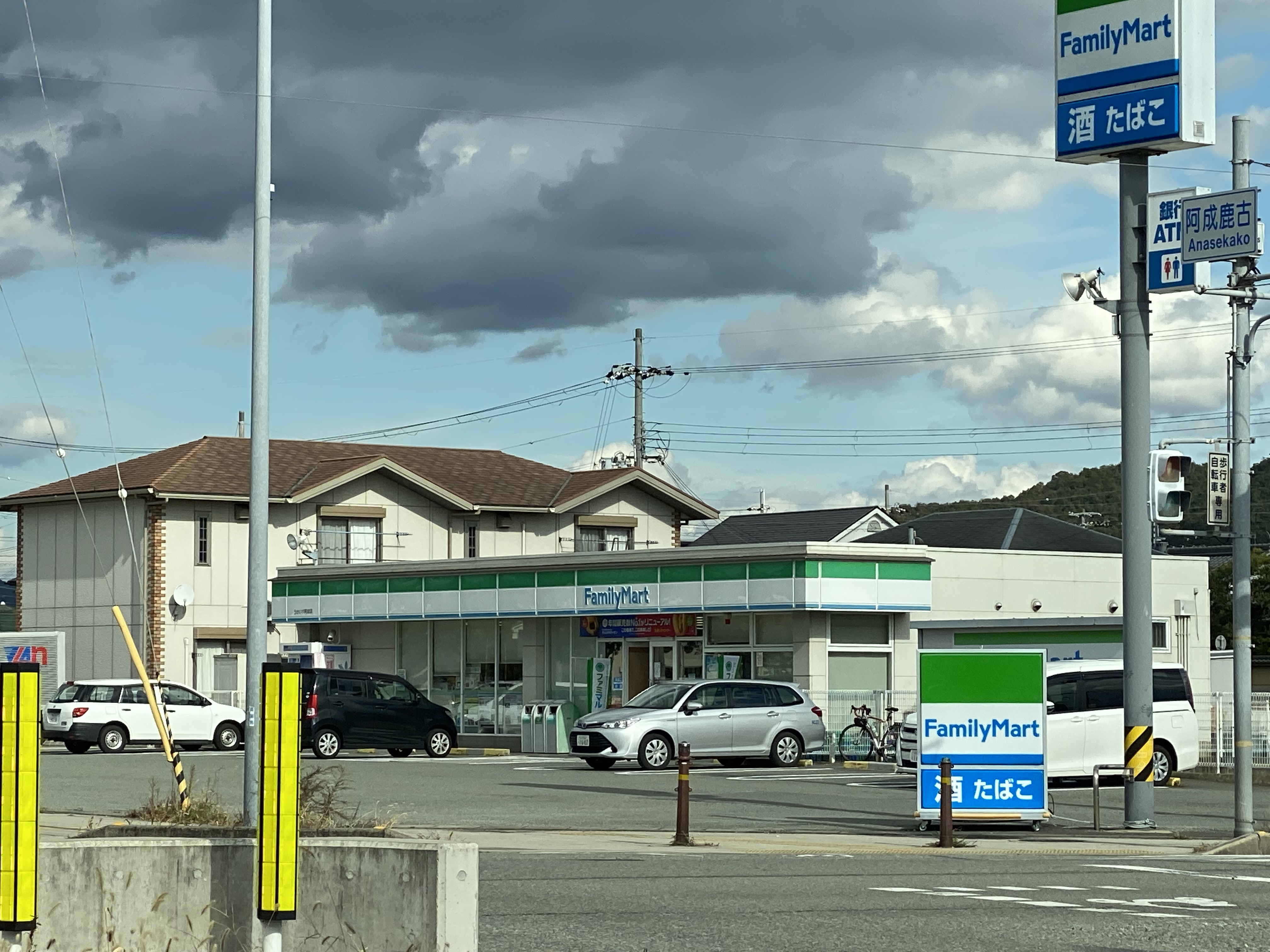 ルピナ　ウエストリバー コンビニ