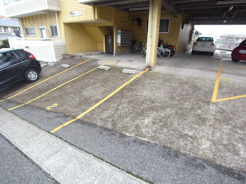 多聞台ハイツ 駐車場