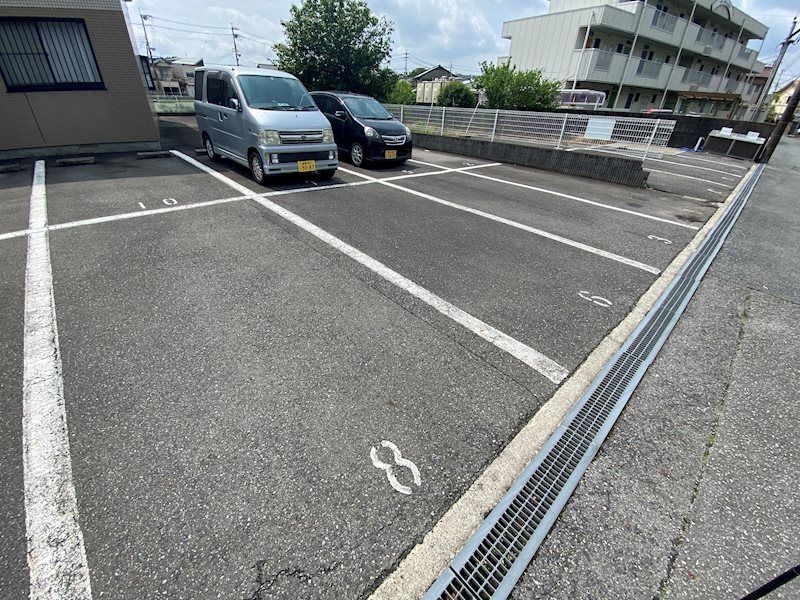 ラルーナ 駐車場