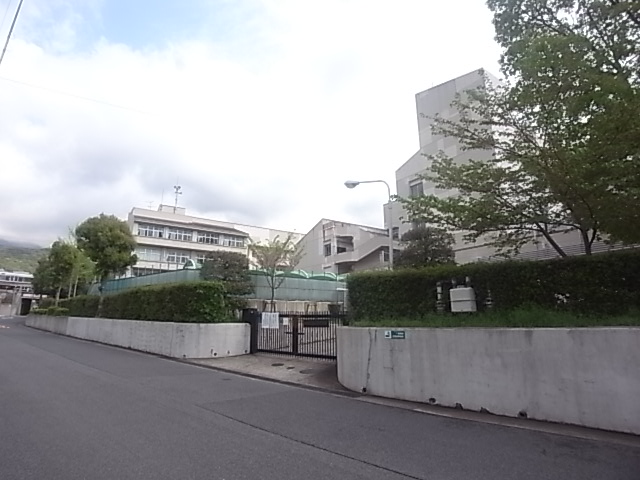 シャムロックコート西岡本 中学校