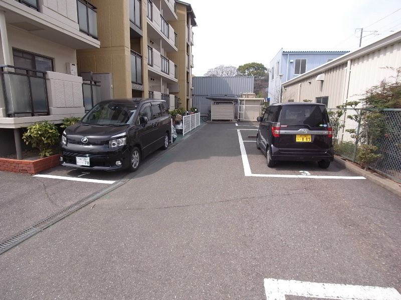 ルモンクレール枝吉 駐車場