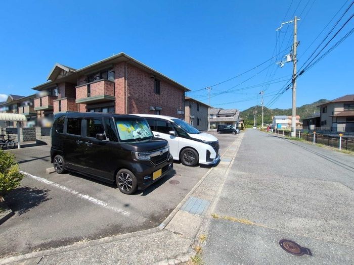チェリーコート　B棟 駐車場