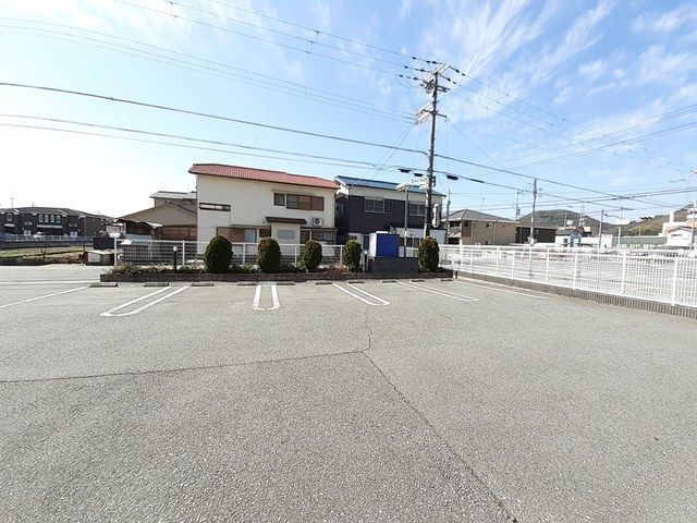 ポエム・ひまわり 駐車場