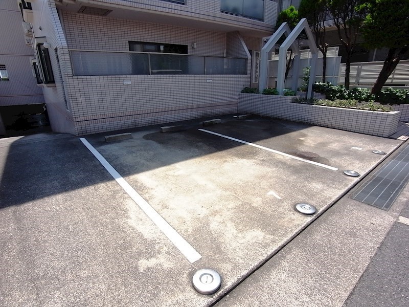 サンビルダー西岡本パレス 駐車場