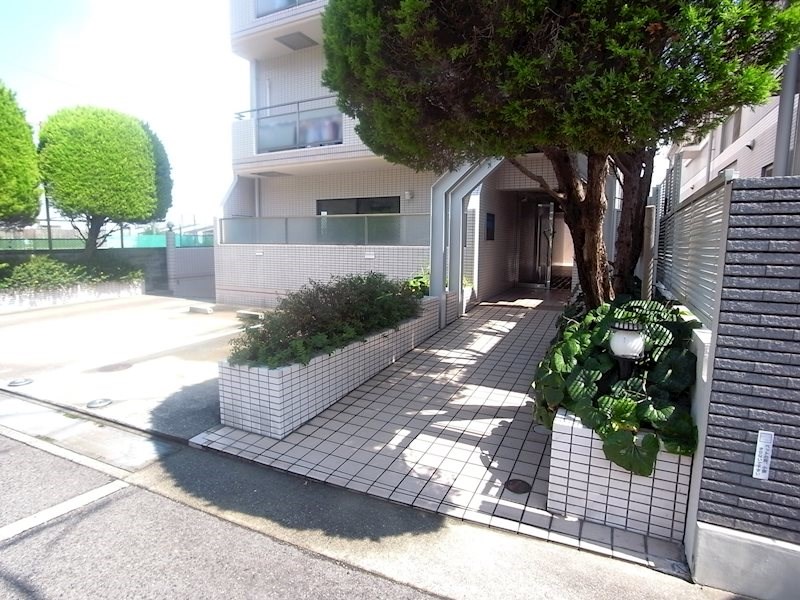 サンビルダー西岡本パレス エントランス