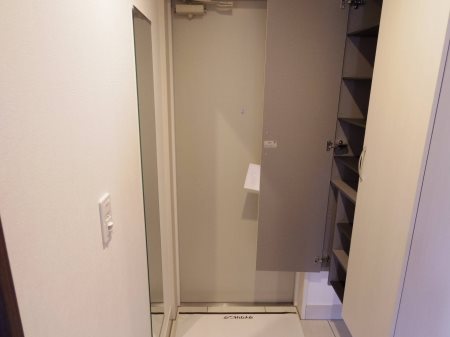 フロンティア・コンフォート研究学園 玄関