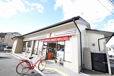メイプル等持院 コンビニ