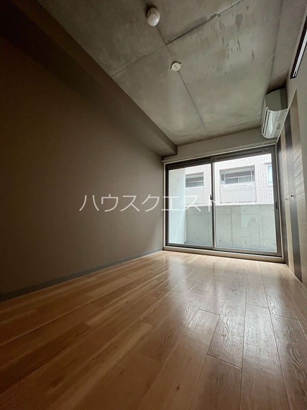 VIOLA IWASA ベッドルーム