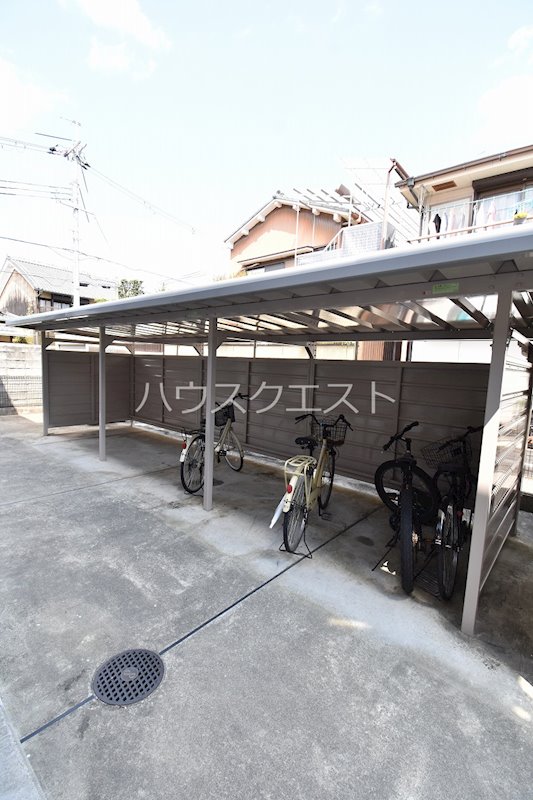 プレジール春日 駐車場