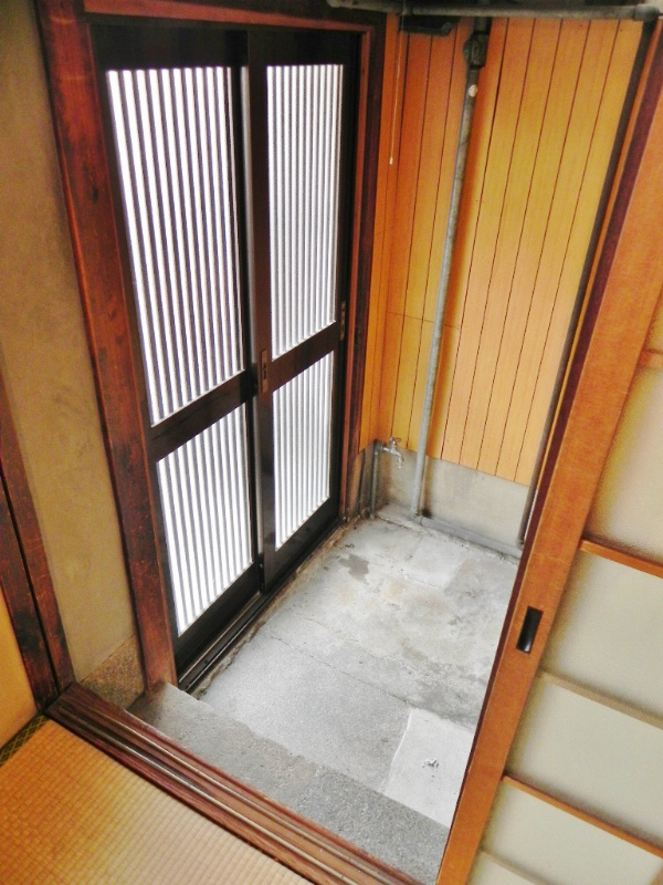 東山二条貸家　西側 玄関