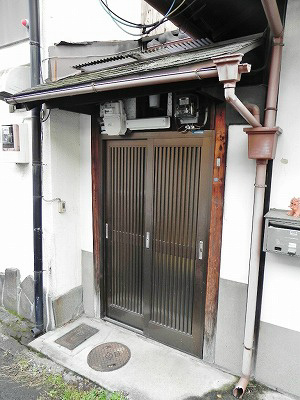 東山二条貸家　西側 玄関