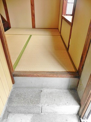 東山二条貸家　西側 玄関