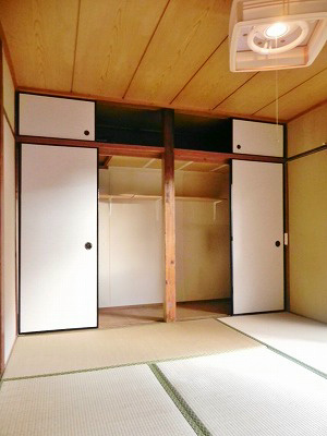 東山二条貸家　西側 リビング