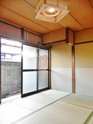 東山二条貸家　西側 リビング