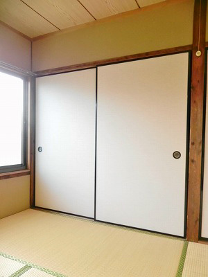 東山二条貸家　西側 収納