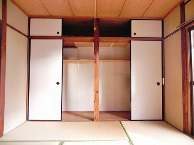 東山二条貸家　西側 収納
