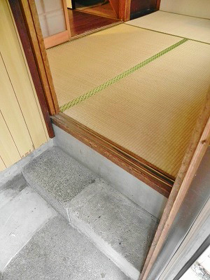 東山二条貸家　西側 玄関